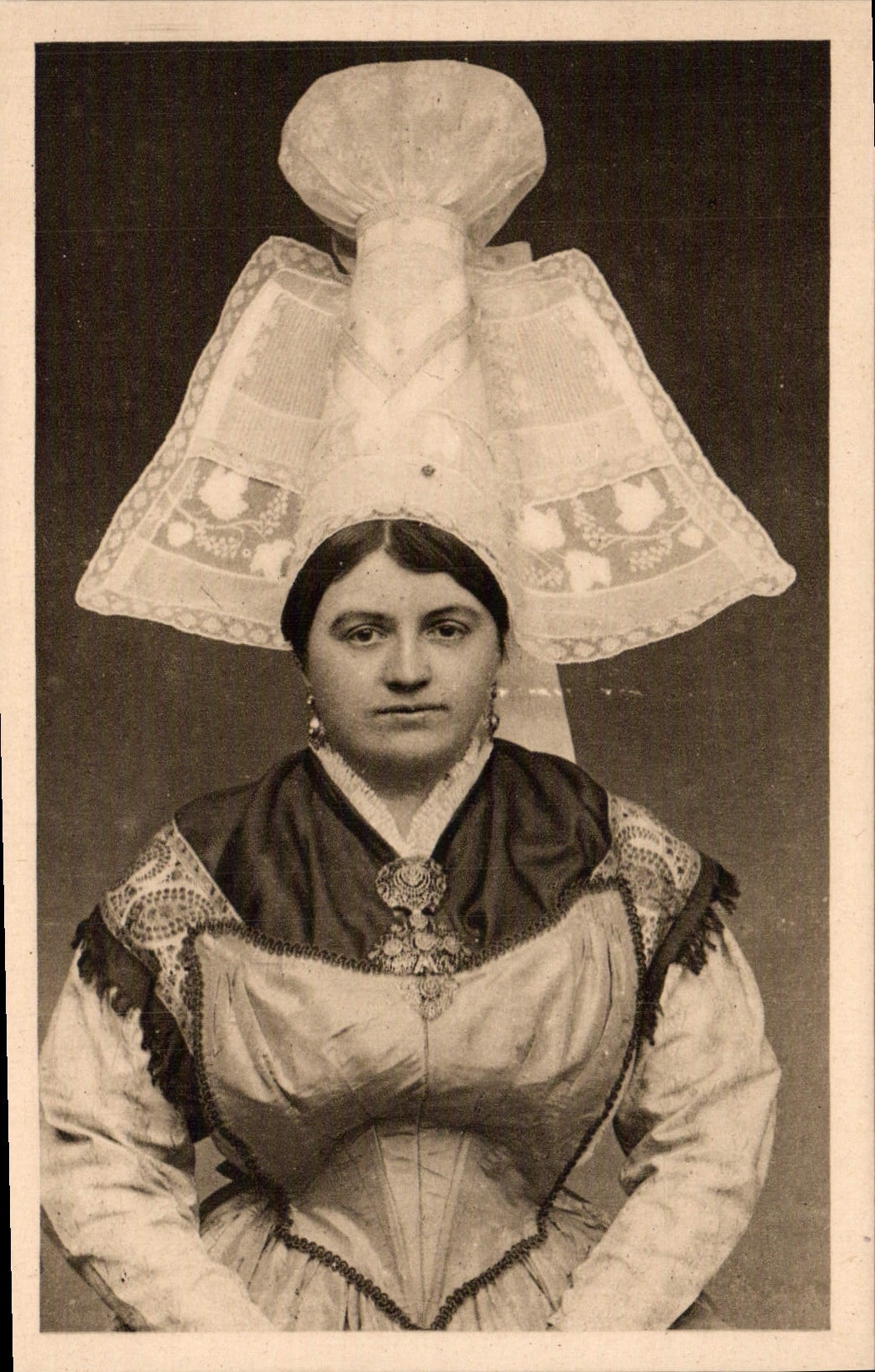 CPA Folklore Normandie Coiffe dite Pavillon d'Avranches 
