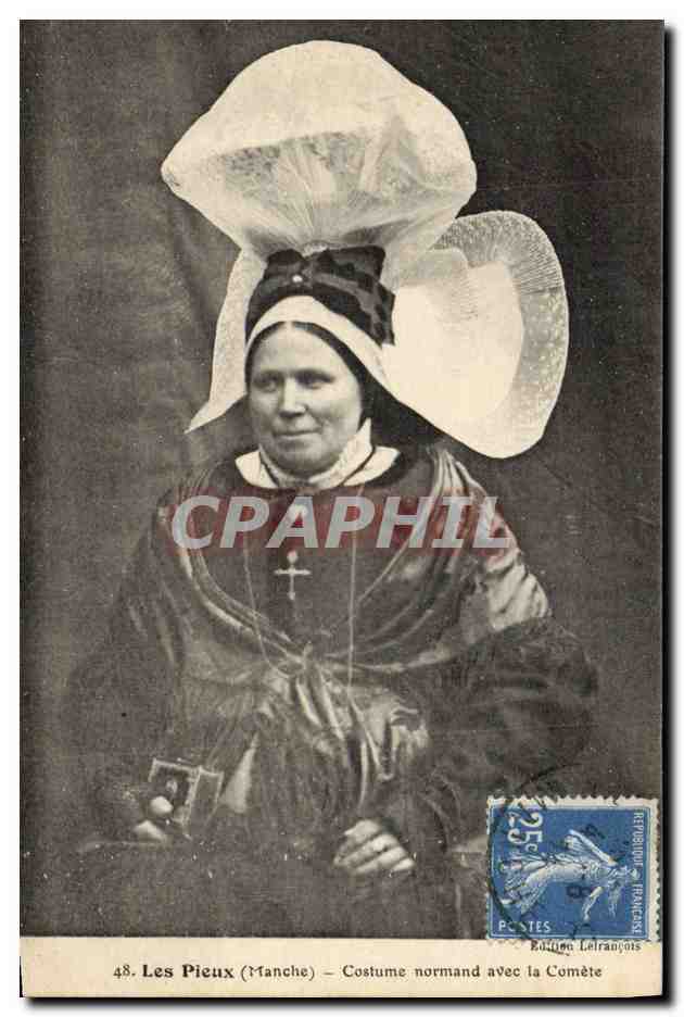 CPA Folklore Les Pieux Costume Normand avec la comete 