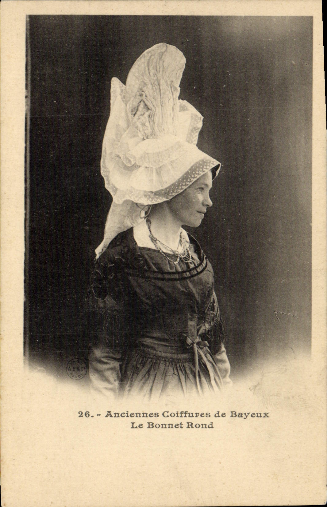 CPA Folklore Bayeux Le bonnet rond 