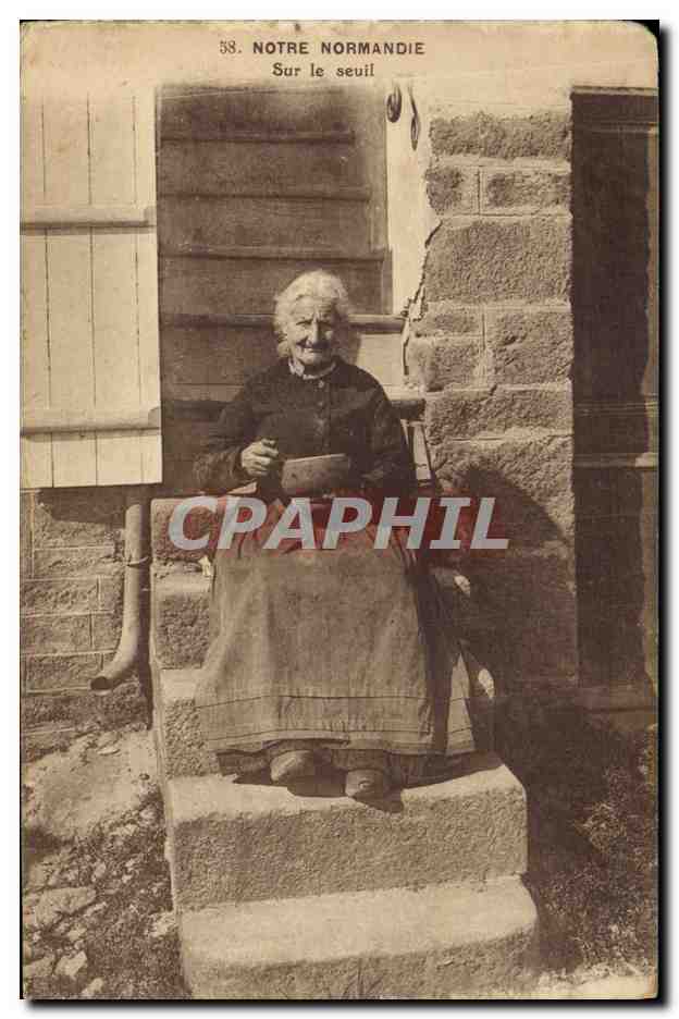 CPA Folklore Normandie Sur le seuil Femme