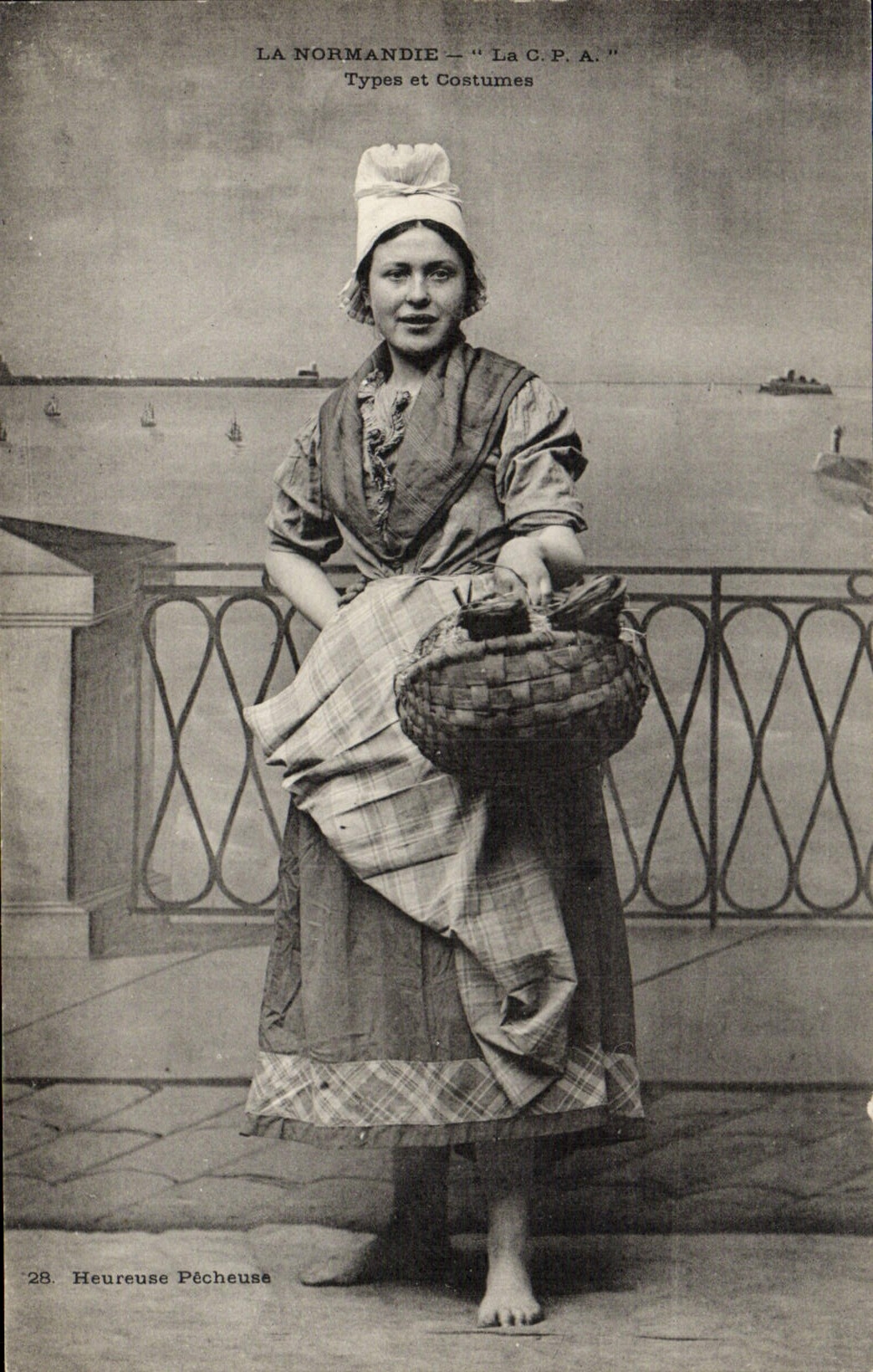 CPA Folklore Normandie Heureuse Pecheuse 