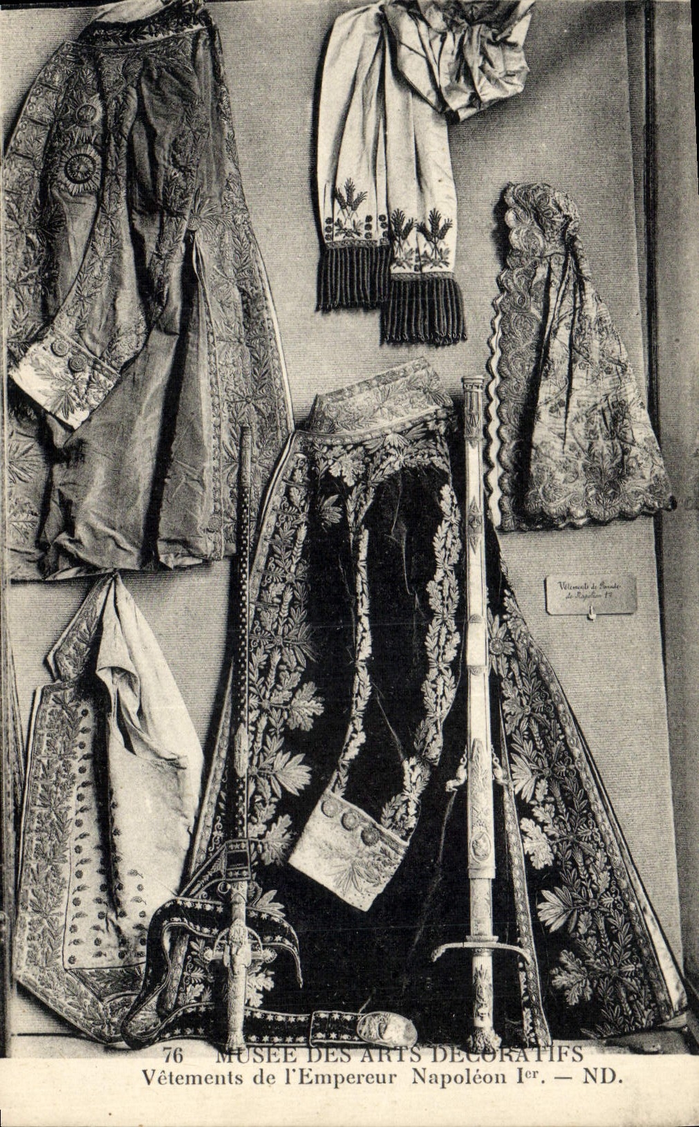 CPA Napoleon 1er Musee des Arts Decoratifs Vetements de l'empereur