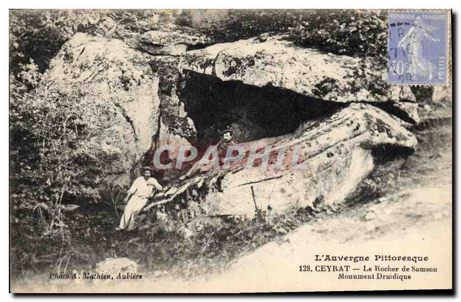 CPA Dolmen Menhir Ceyrat le rocher de Samson Monument druidique