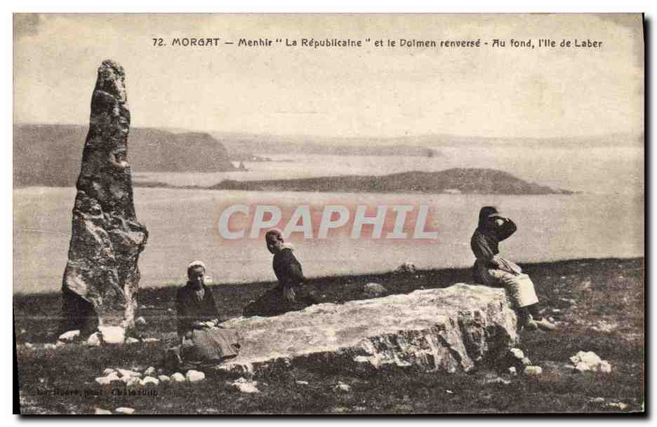 CPA Dolmen Menhir Morgat Menhir La Republicaine et le dolmen renverse Au fond l'ile de Laber