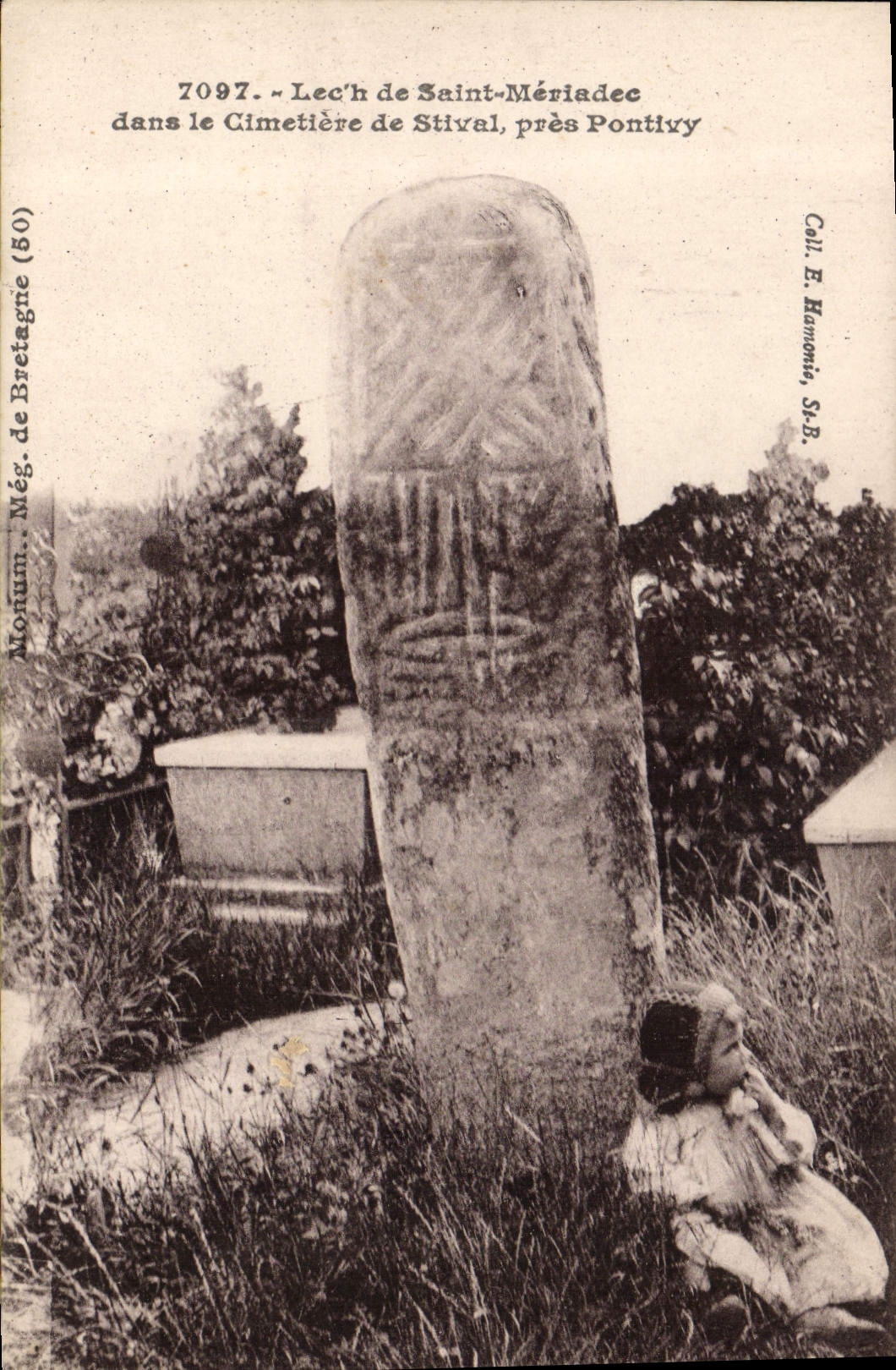 CPA Dolmen Menhir Lec'h de Saint Meriadec dans le cimetiere de Stival pres Pontivy Enfant
