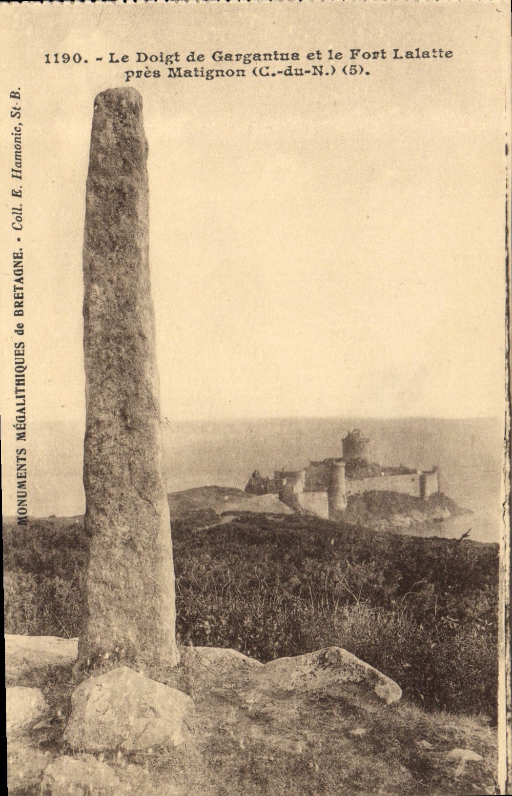 CPA Dolmen Menhir Le doigt de Gargantua et le Fort Lalatte pres Matignon 