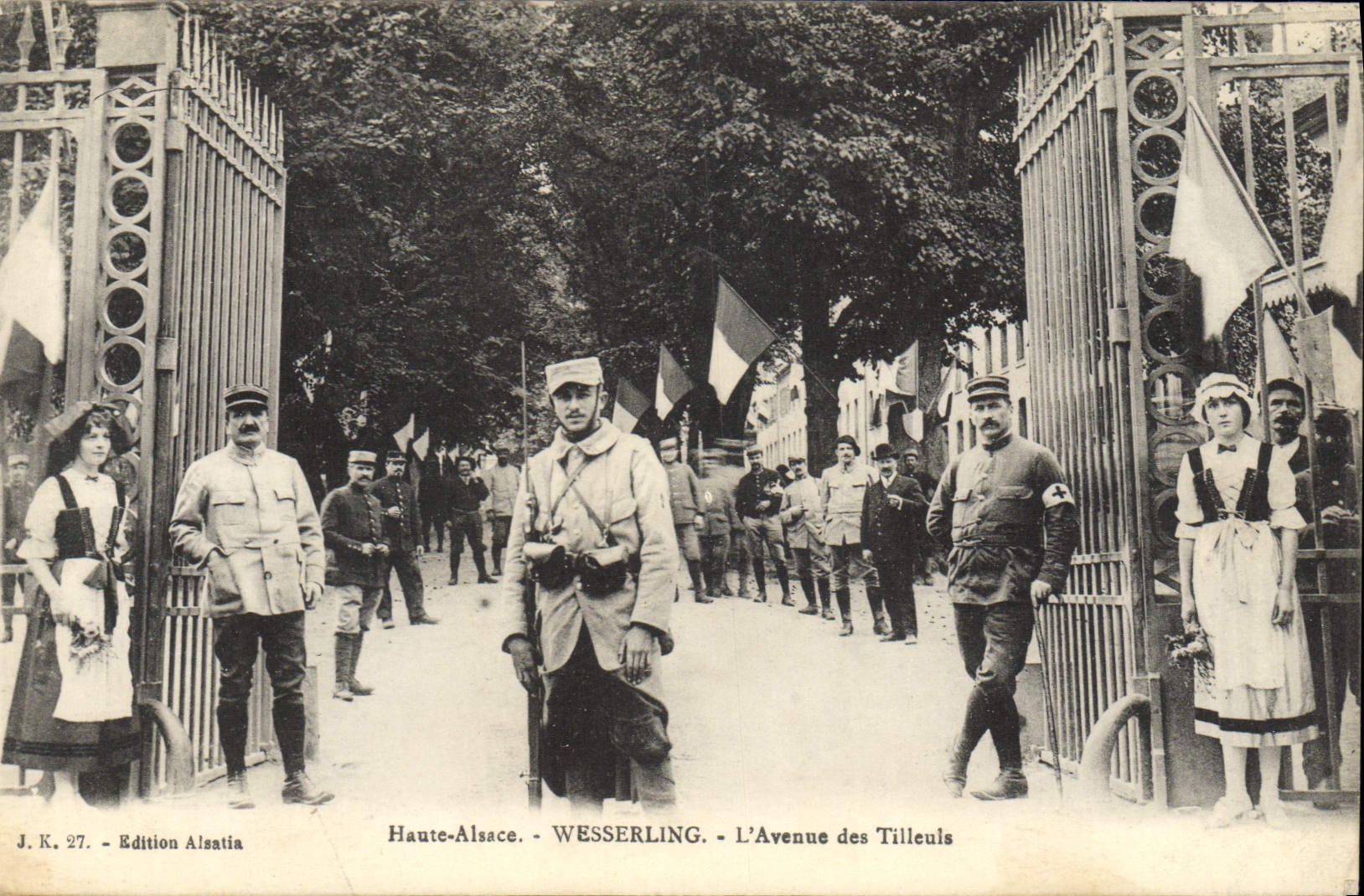 CPA Militaria Wesserling L'avenue des Tilleuls Croix Rouge 