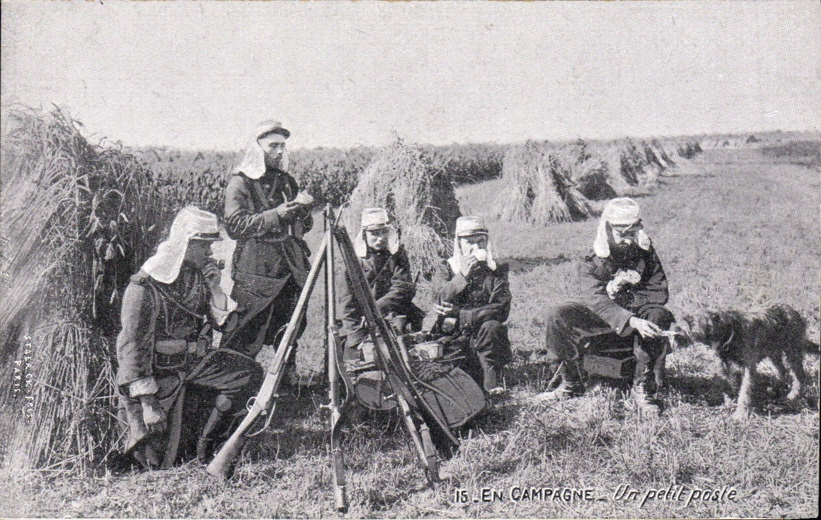 CPA Militaria En campagne Un petit poste 