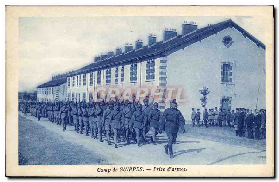 CPA Militaria Camp de Suippes Prise d'armes 