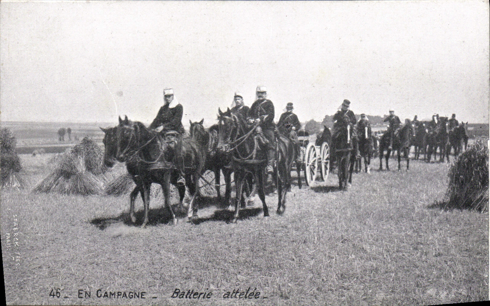 CPA Militaria En campagne Batterie attelee 
