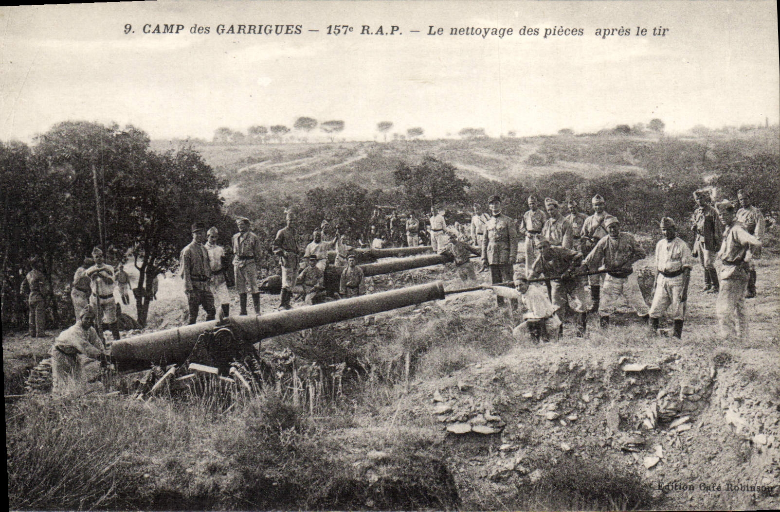 CPA Militaria Camp des Garrigues 157eme RAP Le nettoyage des pieces apres le tir 
