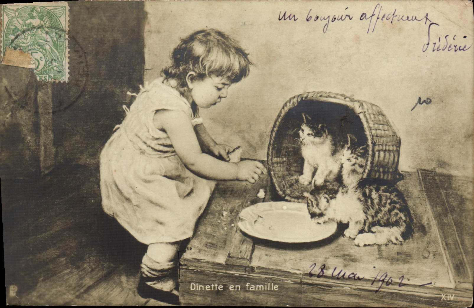 CPA Chat Chats Chaton Enfant Dinette en famille