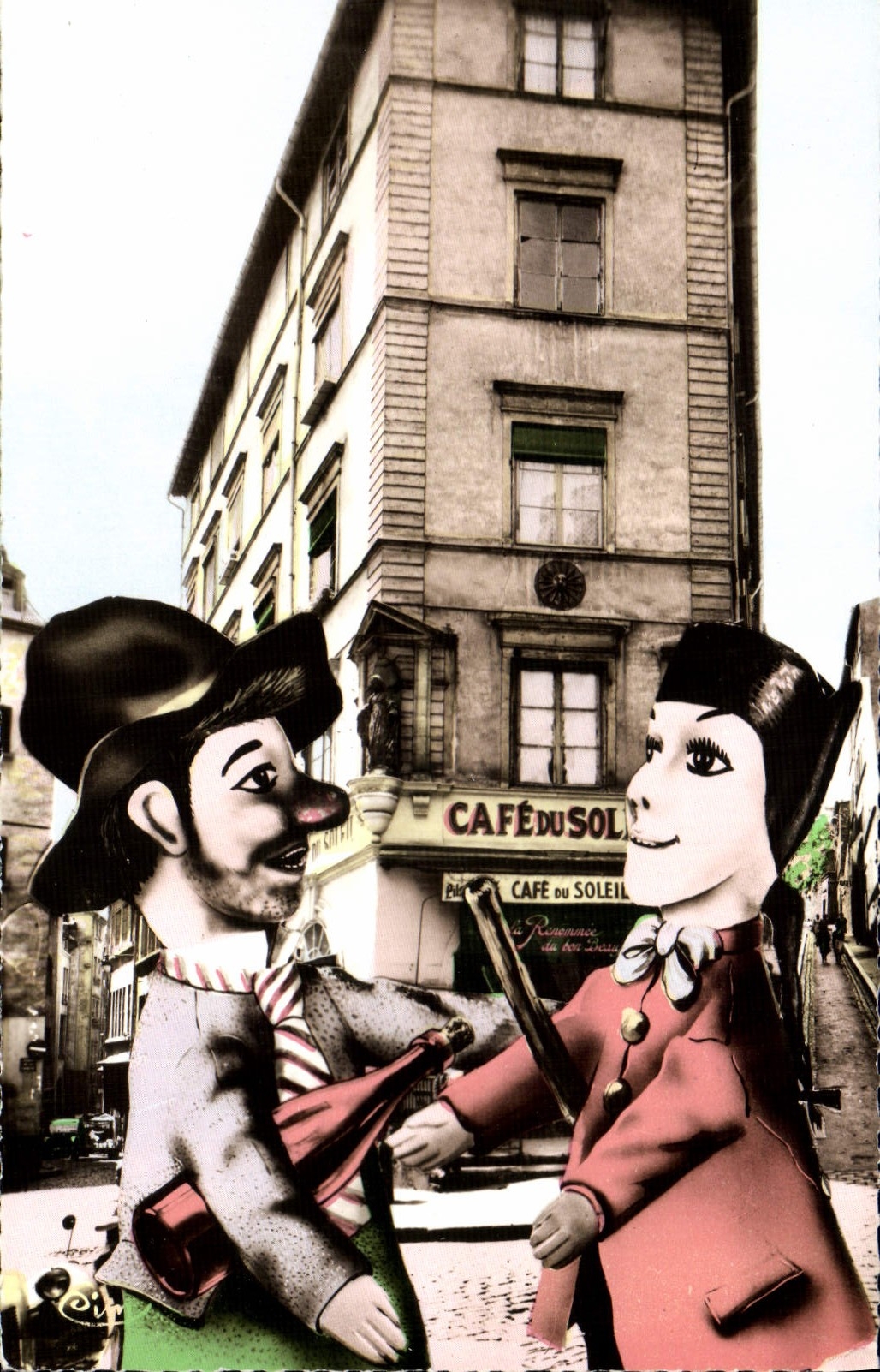 CPA Guignols Guignol et gnafron sur la place de la Trinite Montee du Gourguillon Rue St Georges Lyon