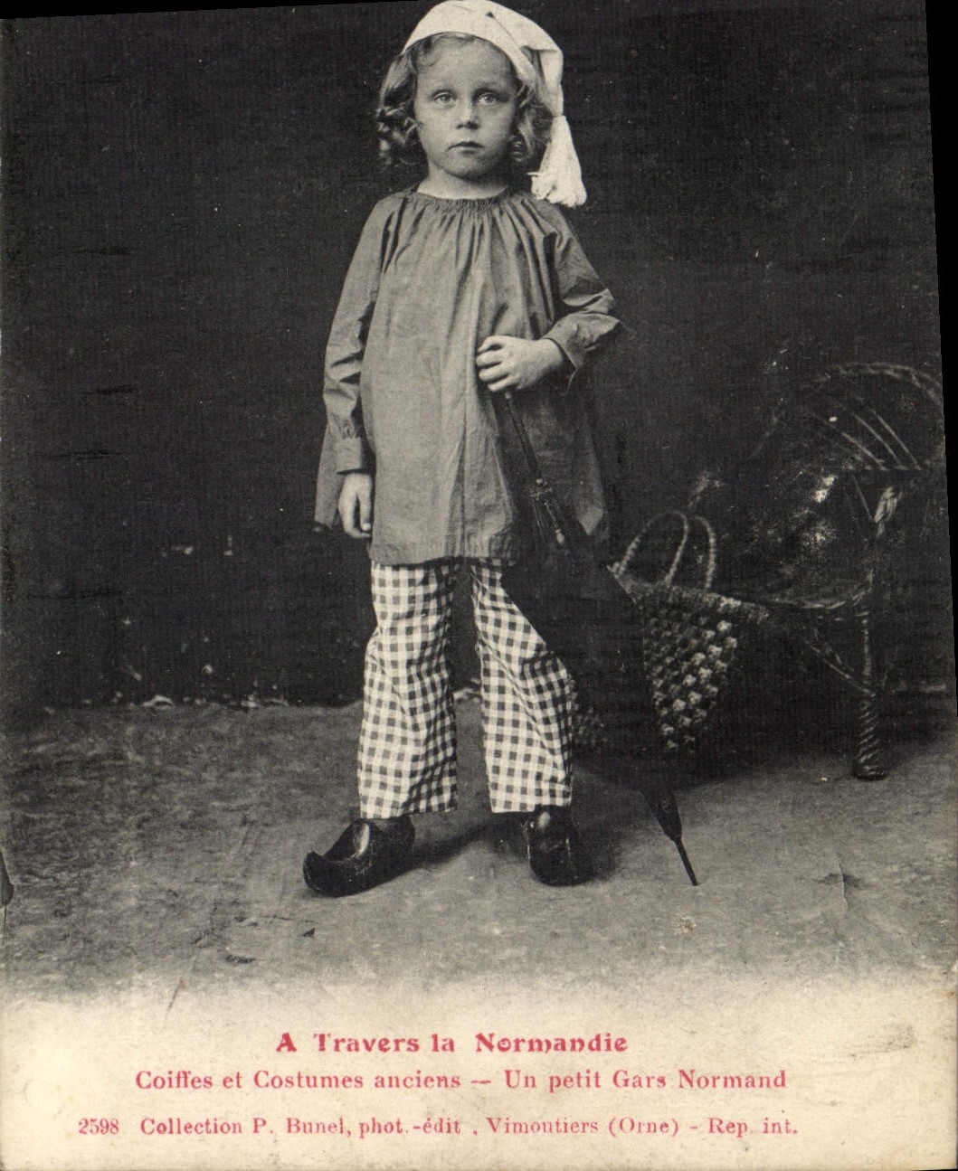 CPA Folklore Normandie Un petit gars Normand