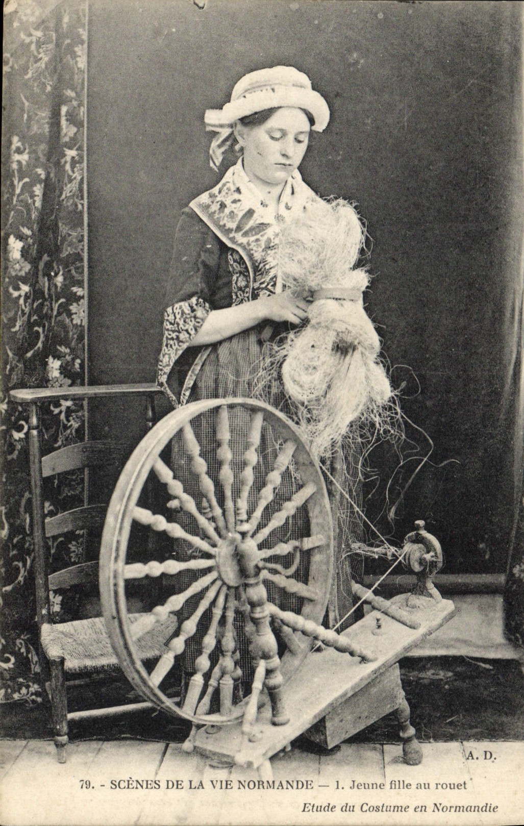 CPA Folklore Normandie Jeune fille au rouet 