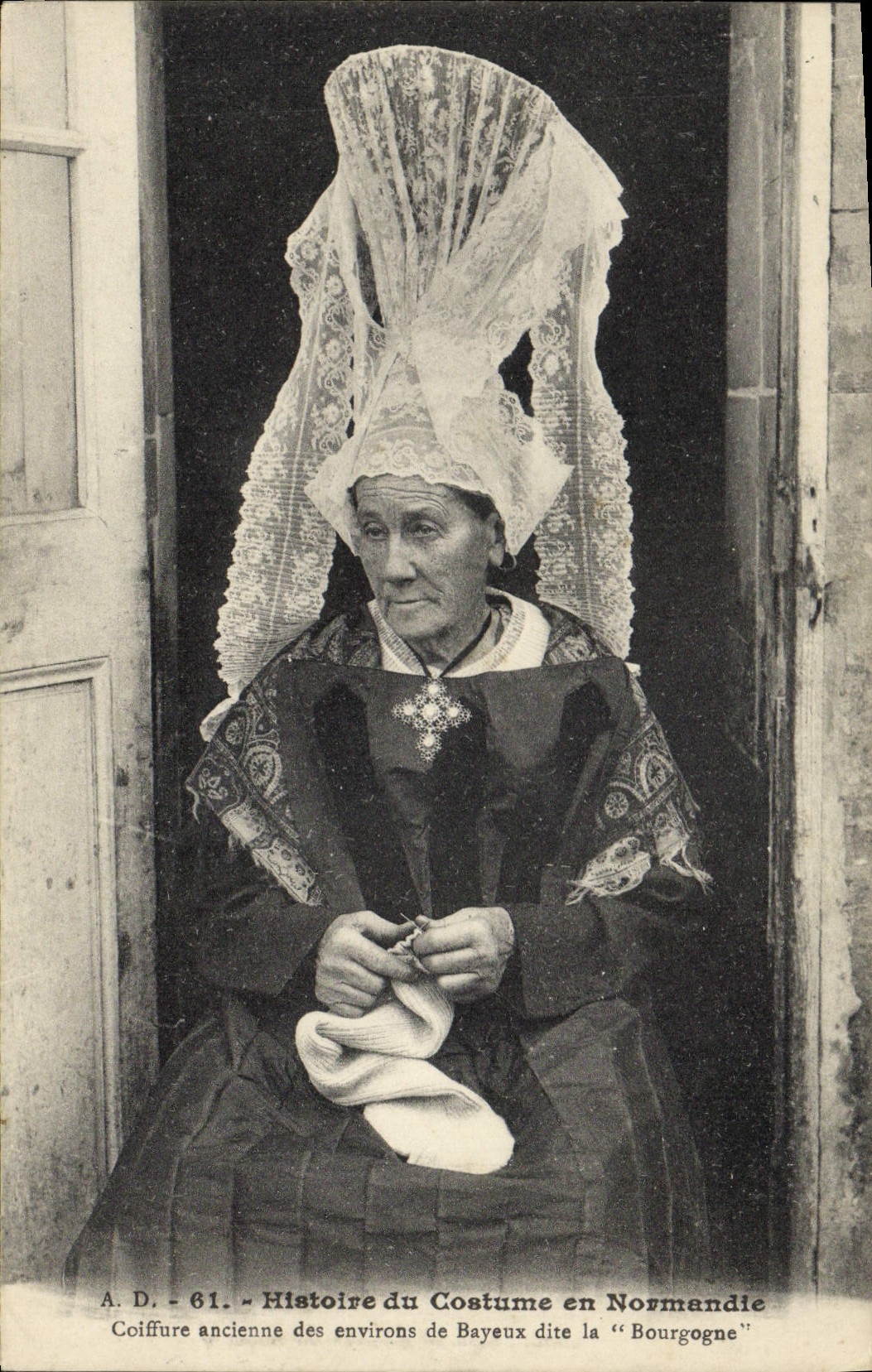CPA Folklore Normandie Coiffure ancienne des environs de Bayeux dite la Bourgogne 