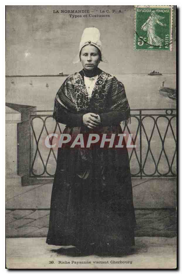CPA Folklore Normandie Riche paysanne visitant Cherbourg 