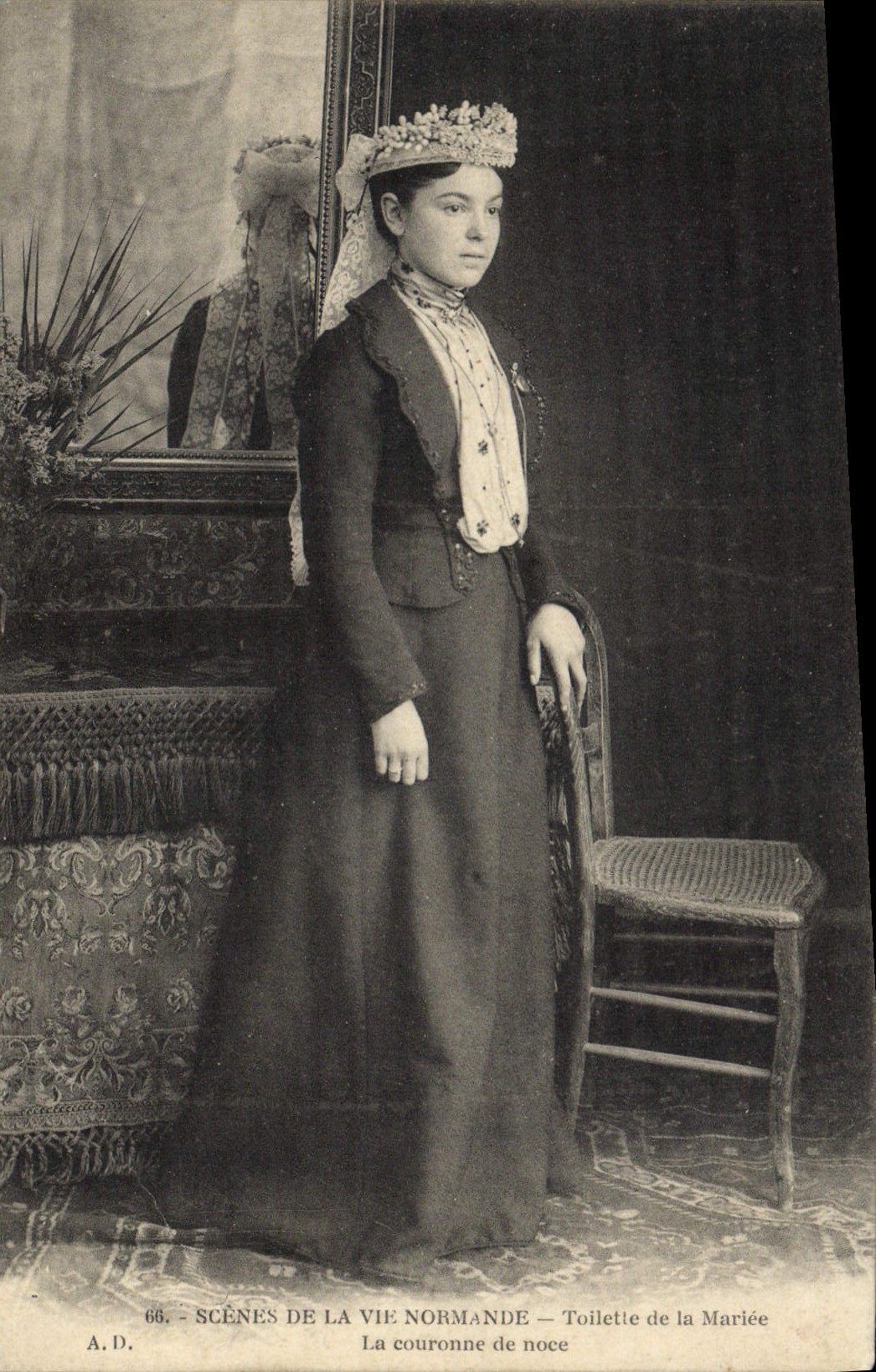CPA Folklore Normandie Toilette de la mariee La couronne de noce Mariage 