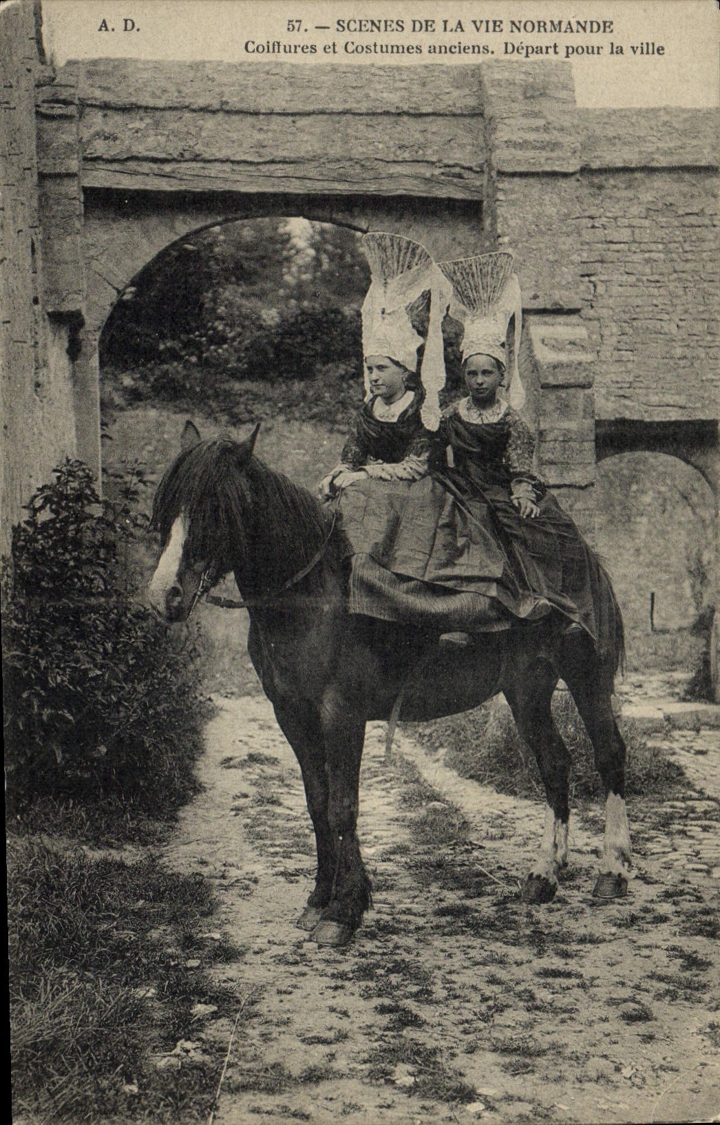 CPA Folklore DEpart pour la ville Normandie Cheval
