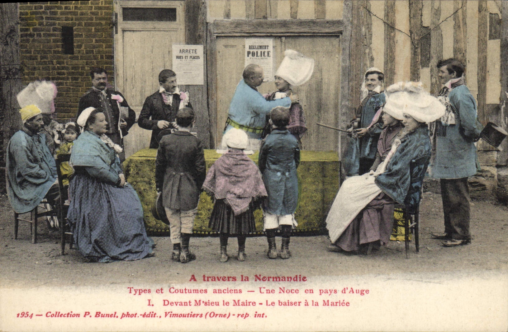 CPA Folklore Normandie Une noce en pays d'Auge Normandie Mariage Le baiser a la mariee