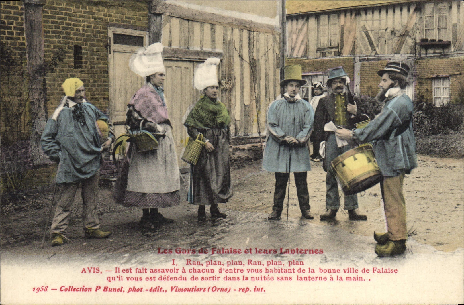 CPA Folklore Les gars de Falaise et leurs lanternes 