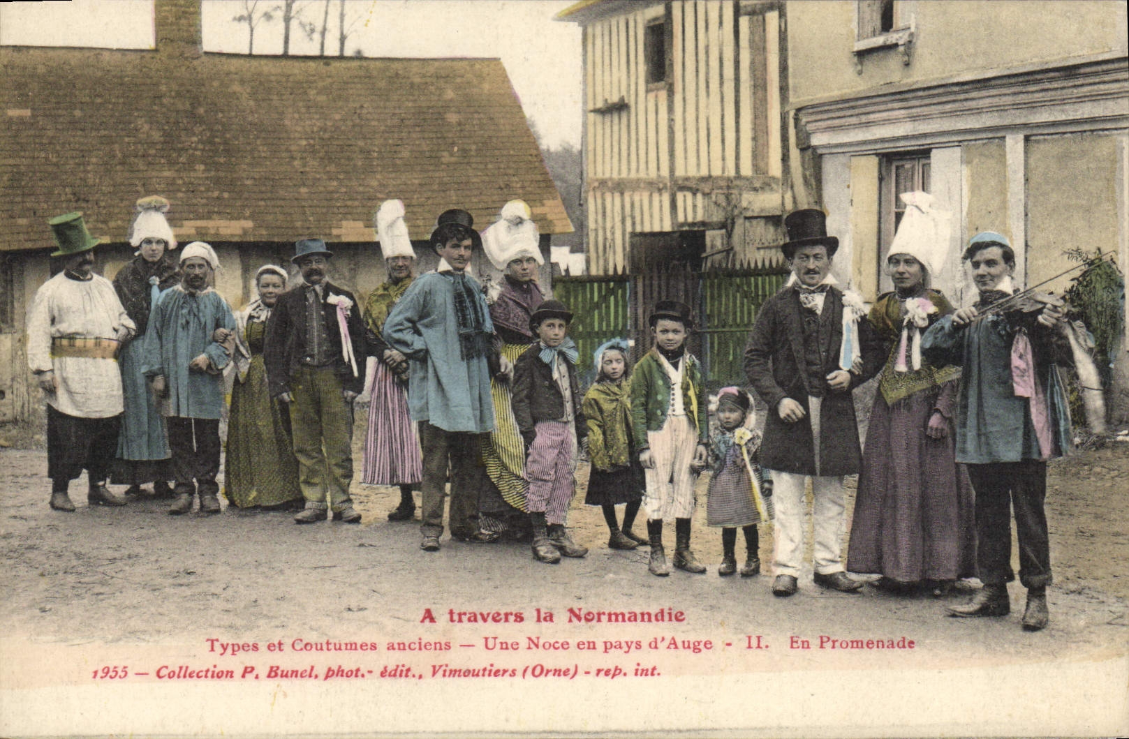 CPA Folklore En promenade Normandie 