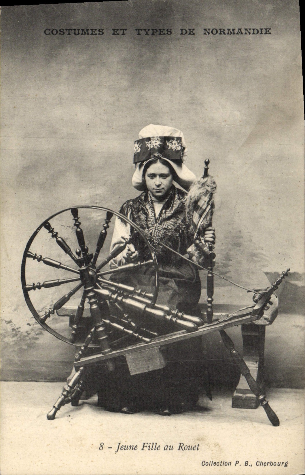 CPA Folklore Normandie Jeune fille au rouet 