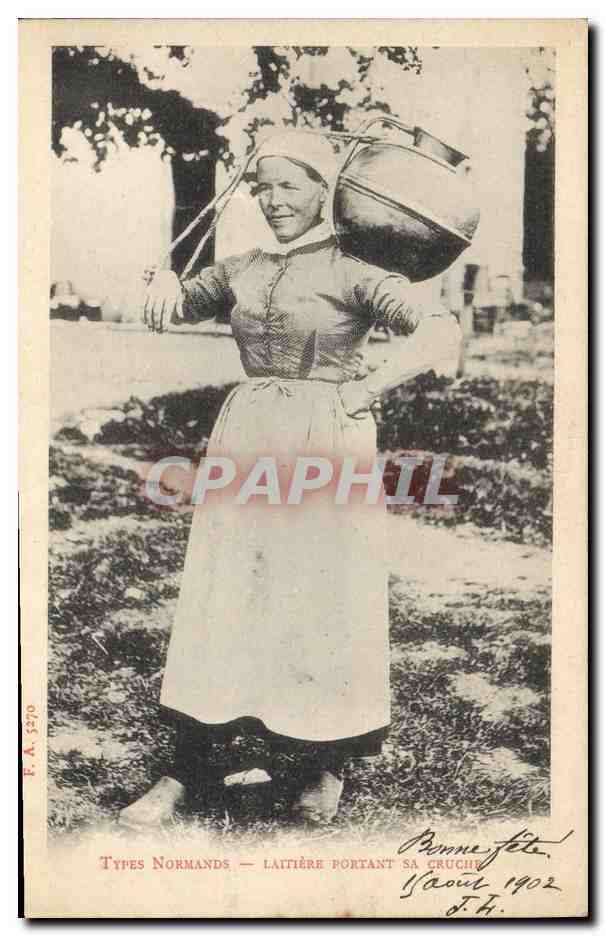 CPA Folklore Normandie Laitiere portant sa cruche 