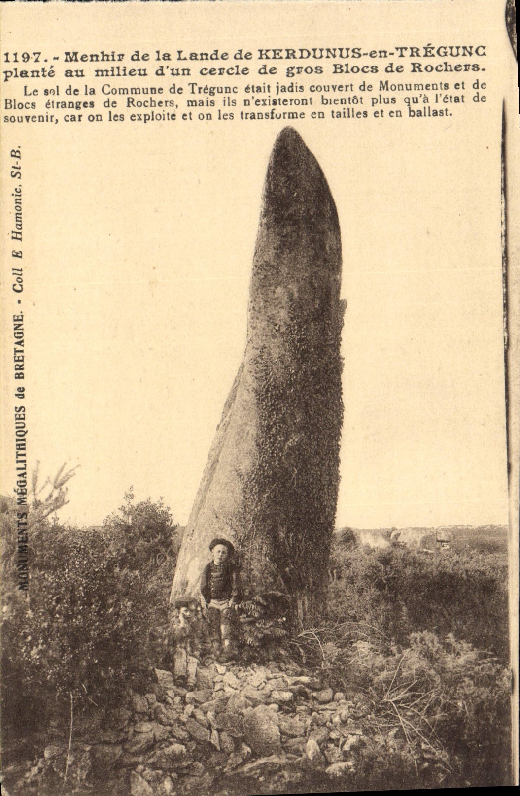CPA Dolmen Menhir de la lande de Kerdunus en Tregunc 
