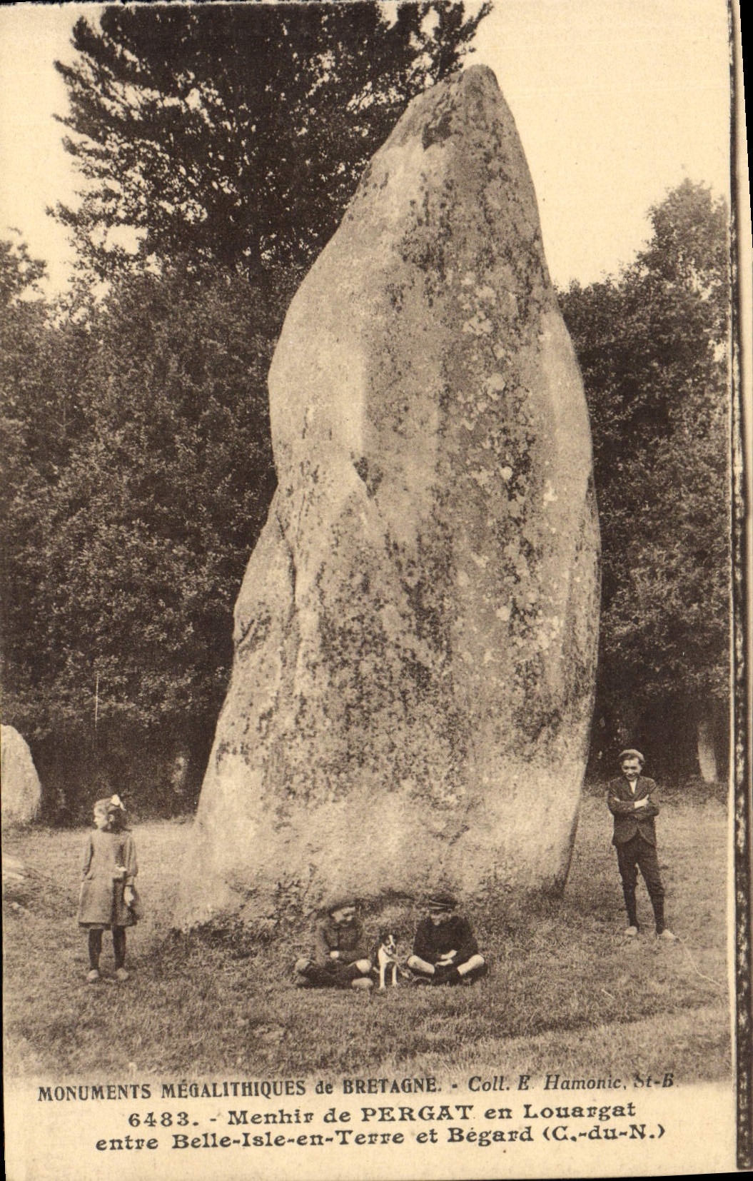 CPA Dolmen Menhir de Pergat en Louargat entre Belle Isle en Terre et Begard
