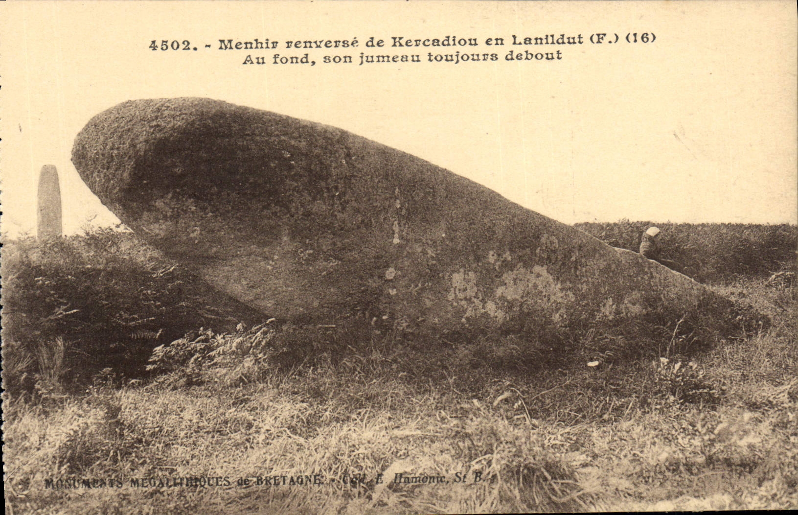 CPA Dolmen Menhir renverse de Kercadiou en Lanildut Au fond son jumeau