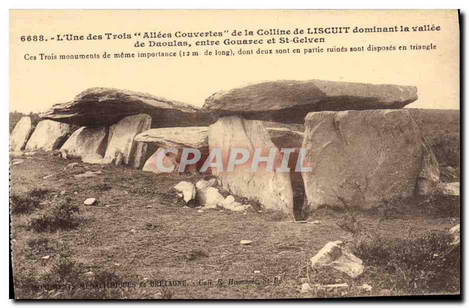 CPA Dolmen Menhir L'une des Trois Allees couvertes de la colline de Liscuit Vallee de Daoulas entre Gouarec et St Gelven