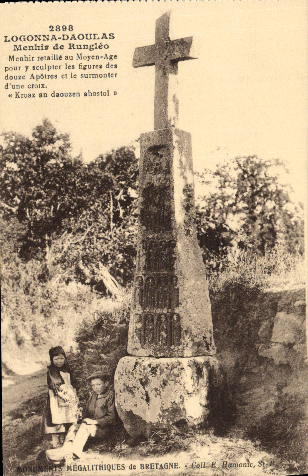 CPA Dolmen Menhir Logonna Daoulas menir de Rungleo Enfants