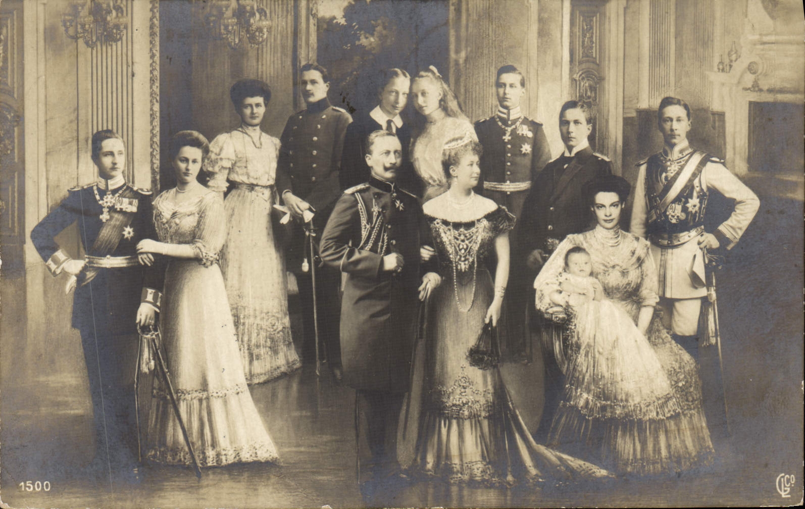 Famille royale — photographie en noir et blanc — éditeur CICO, n° 1500