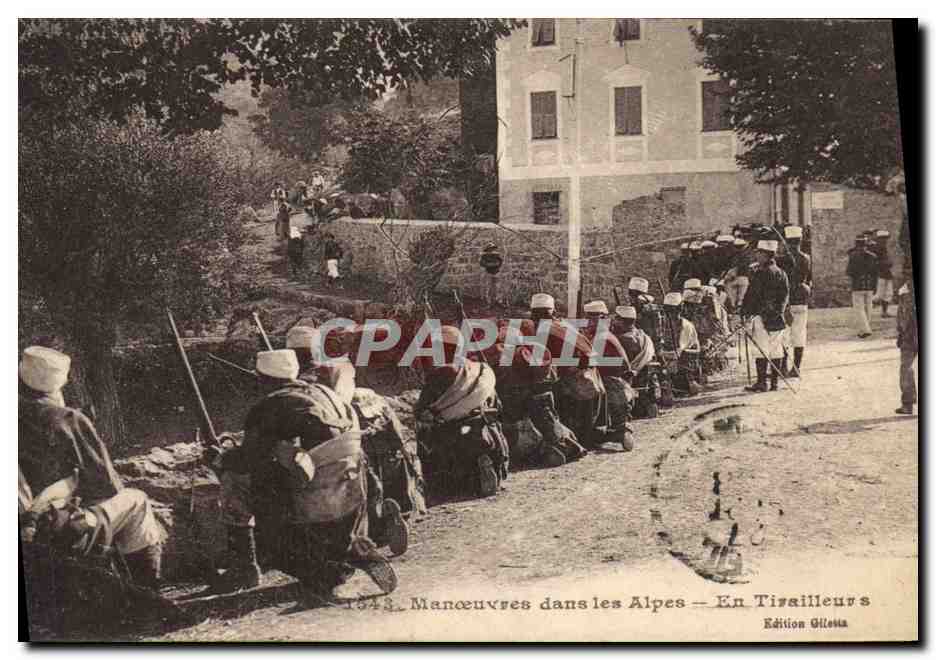 CPA Militaria Manoeuvres dans les Alpes En tirailleurs