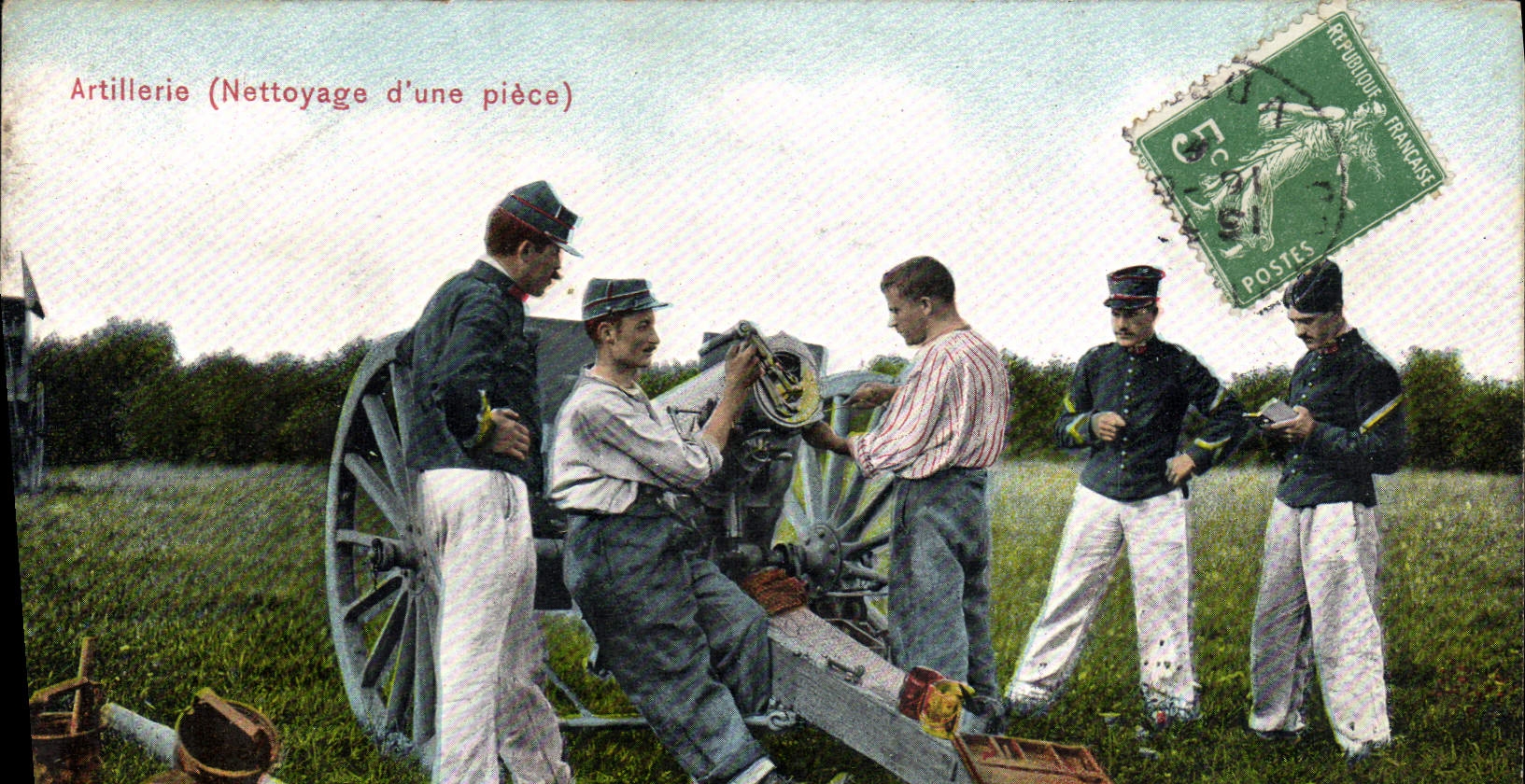 Artillerie (Nettoyage d'une pièce) — carte postale militaire — éditeur non visible