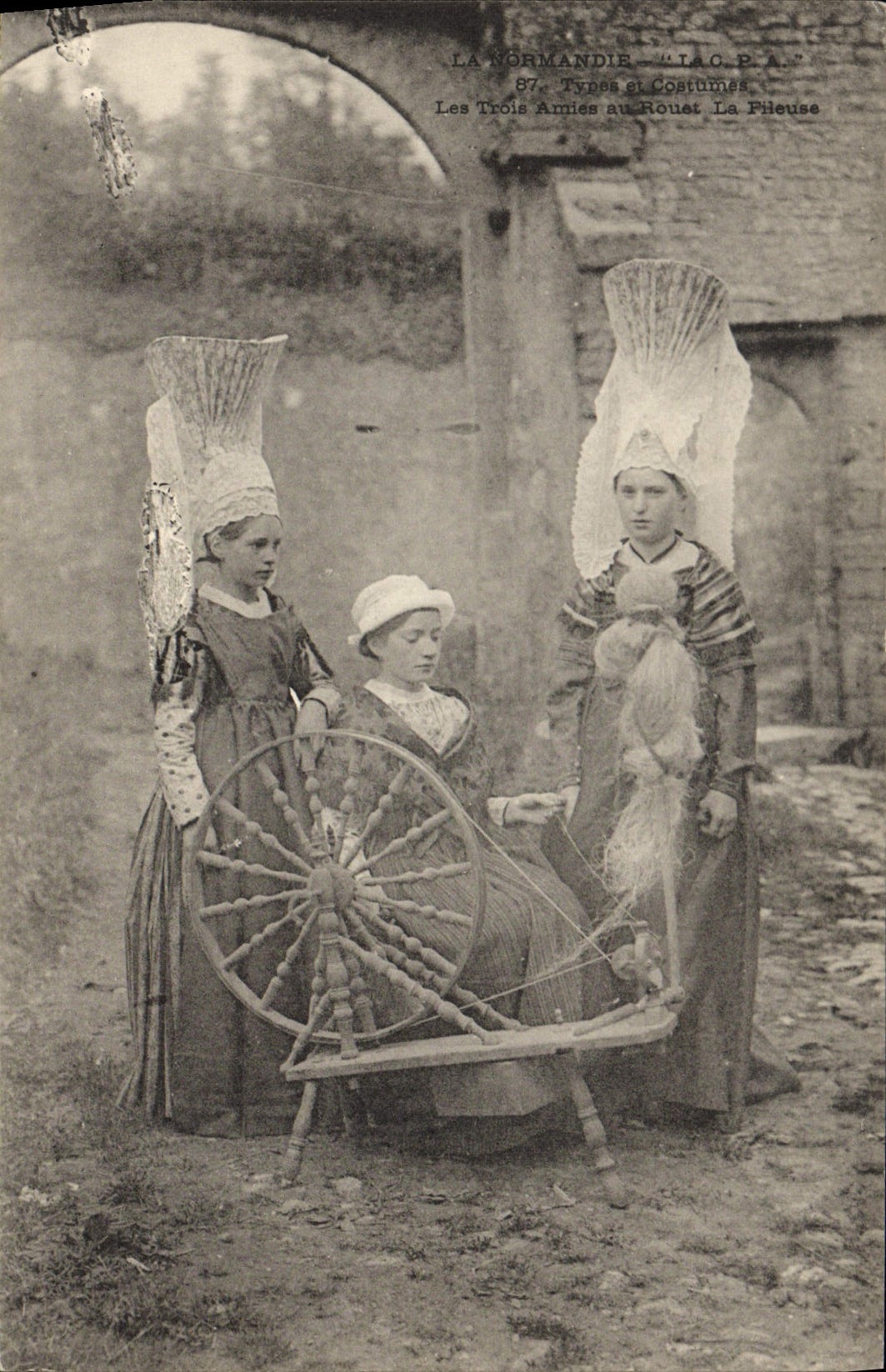 CPA Folklore Normandie Les trois amies au rouet La fileuse