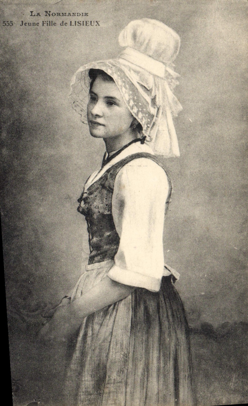 CPA Folklore Jeune fille de Lisieux
