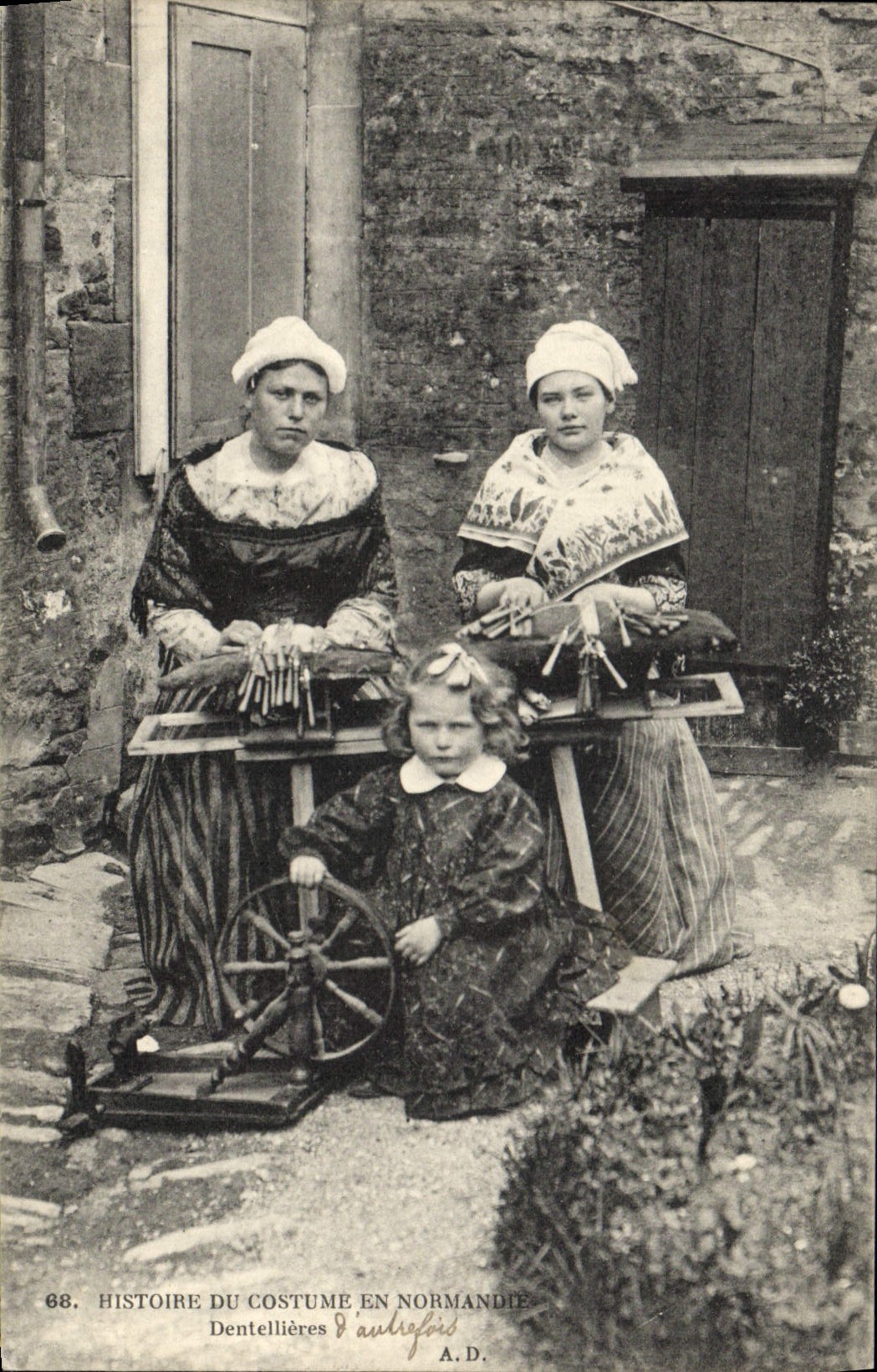 CPA Folklore Normandie Dentellieres 
