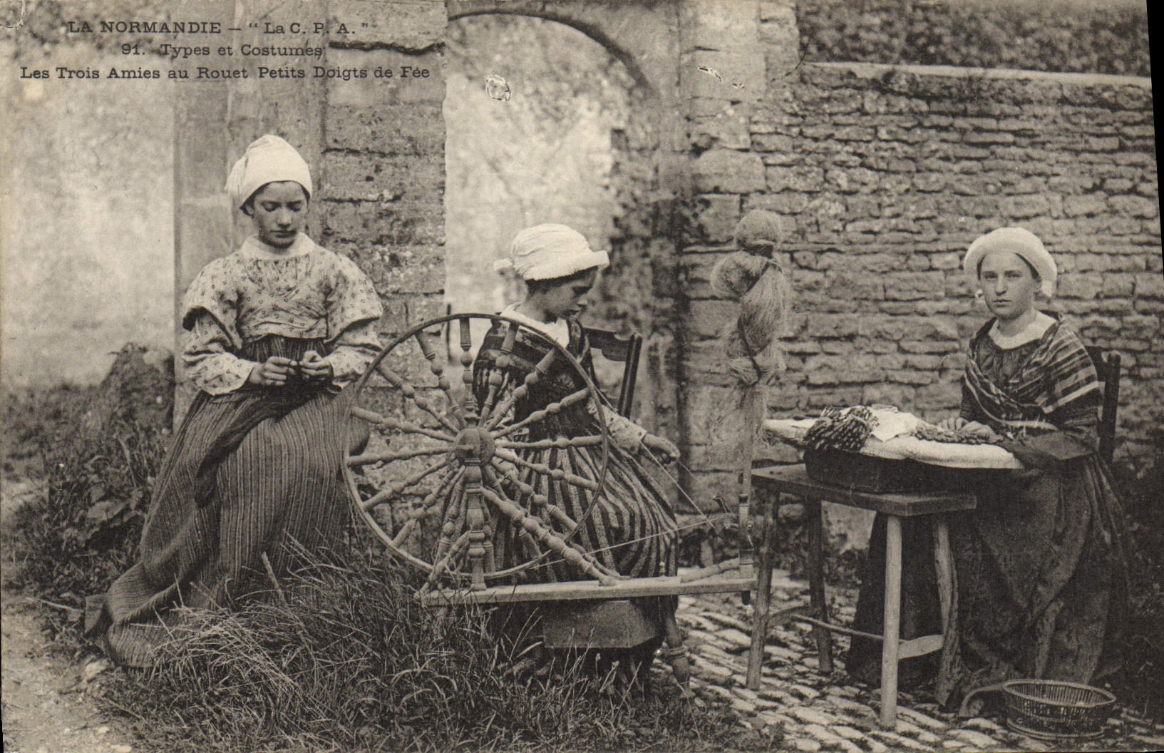CPA Folklore Normandie Les trois amies au Rouet Petits doigts de Fee