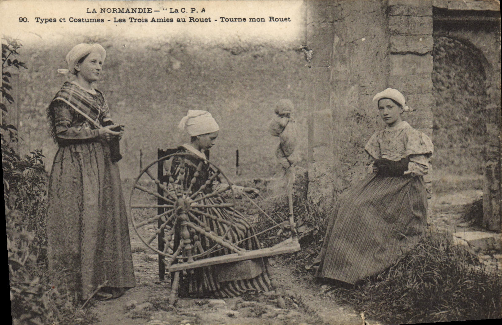 CPA Folklore Normandie Les Trois amies au rouet Tourne mon rouet