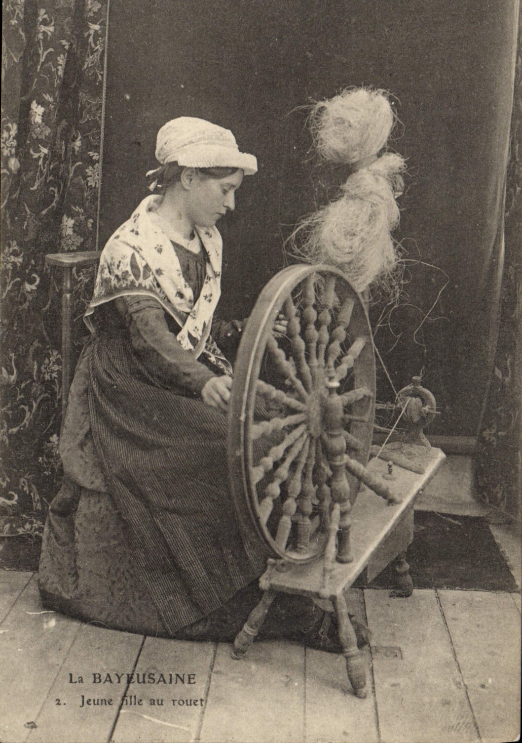 CPA Folklore La Bayeusaine Jeune fille au rouet Bayeux 