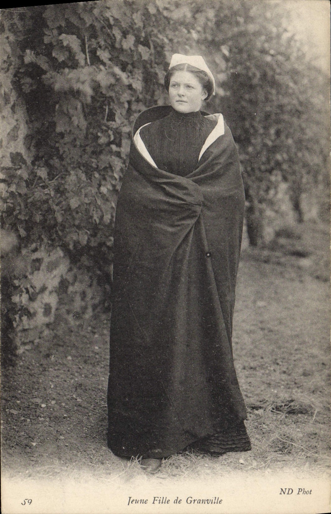 CPA Folklore Jeune fille de Granville