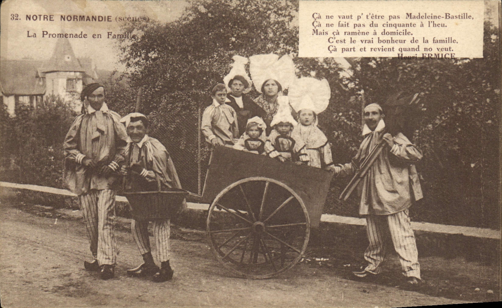CPA Folklore Normandie La promenade en famille 