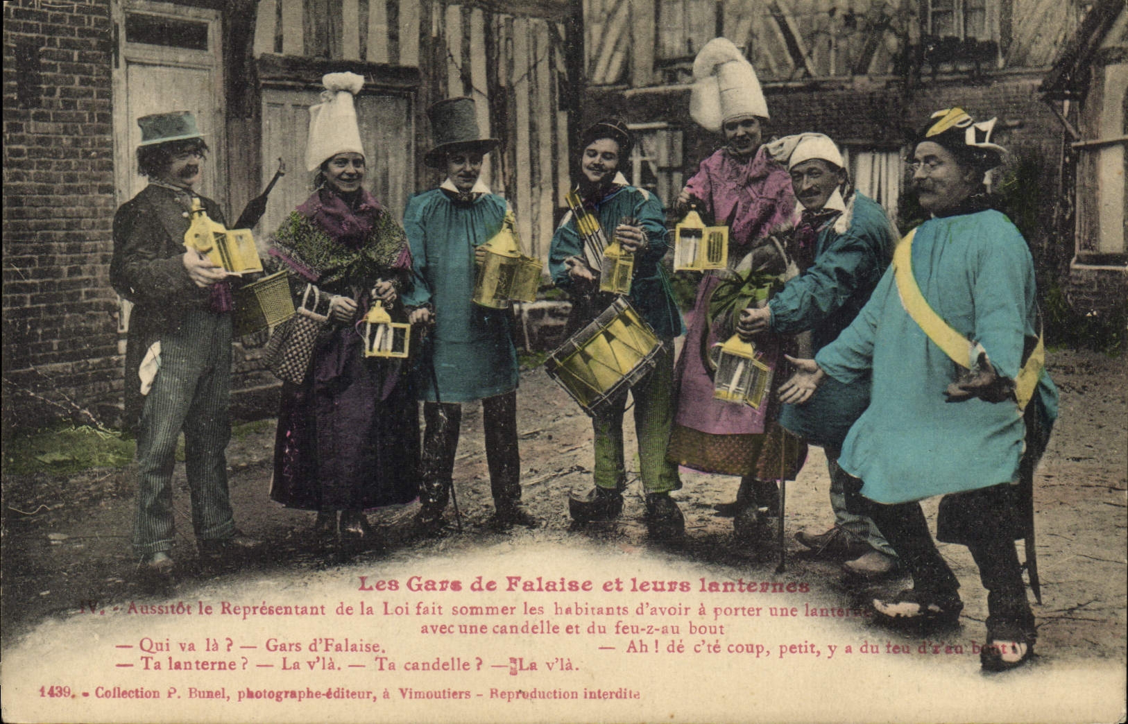 CPA Folklore Les gars de Falaise et leurs lanternes