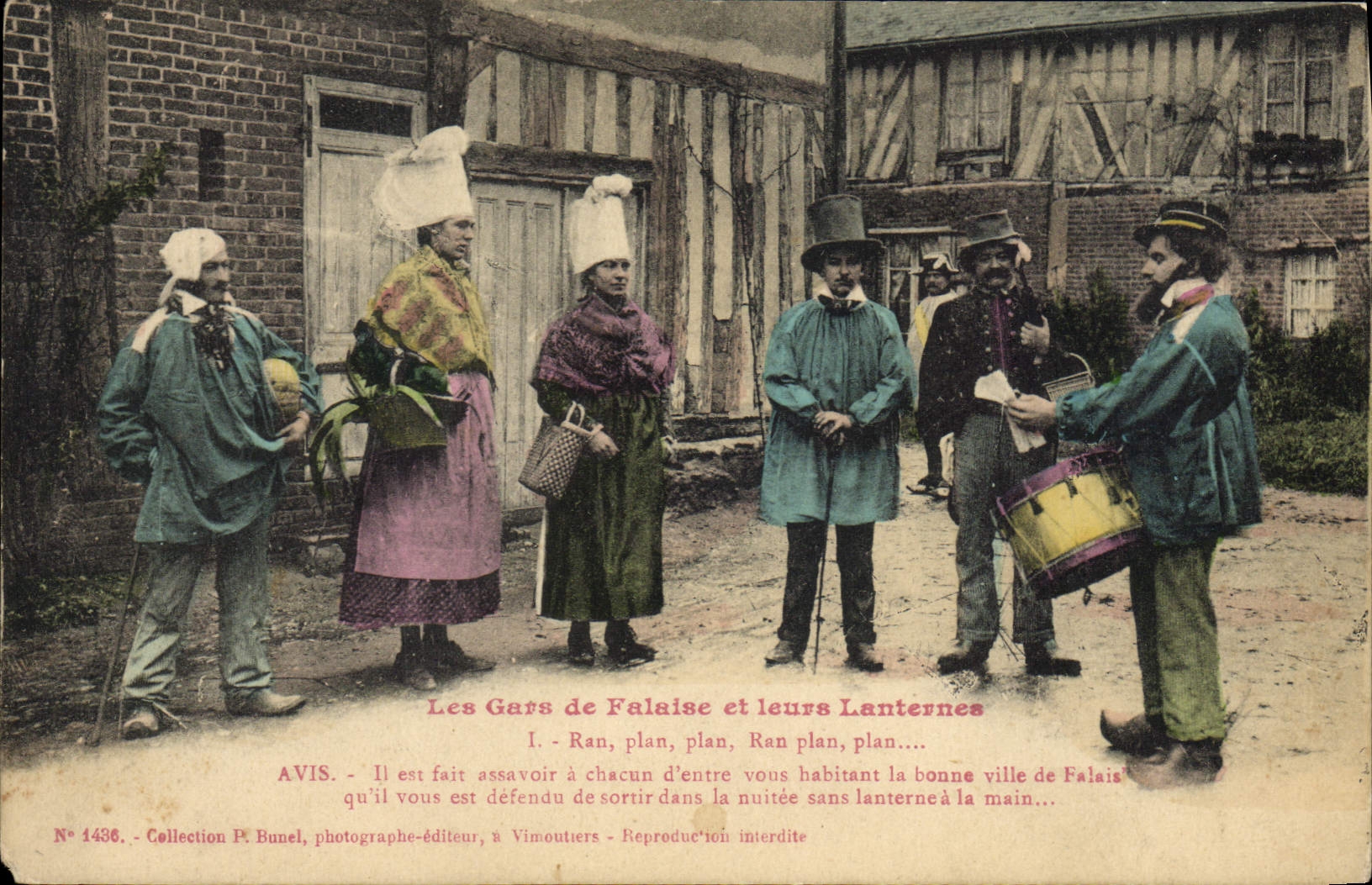 CPA Folklore Les gars de Falaise et leurs lanternes