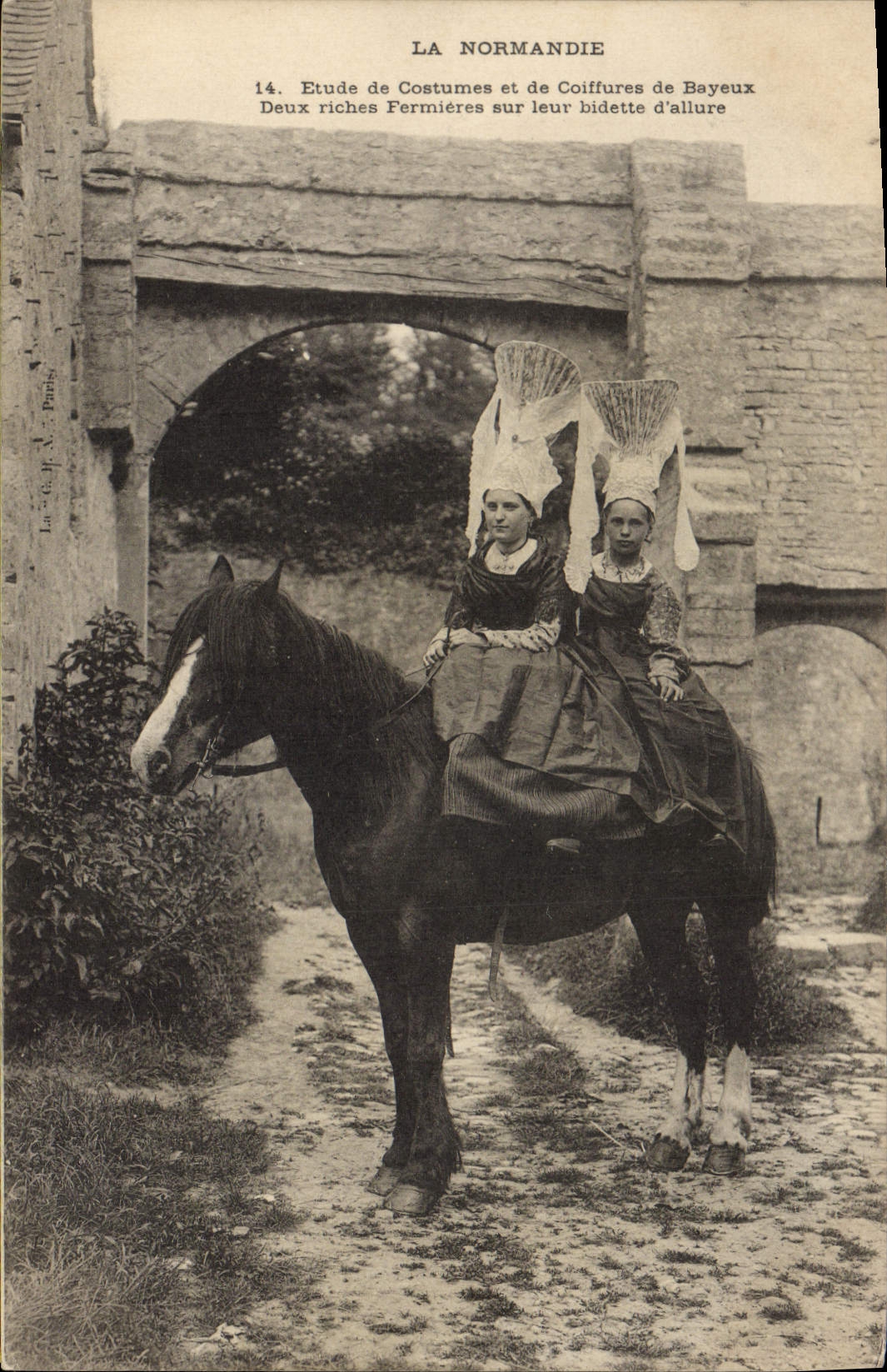 CPA Folklore Normandie Bayeux Deux riches fermieres sur leur bidette