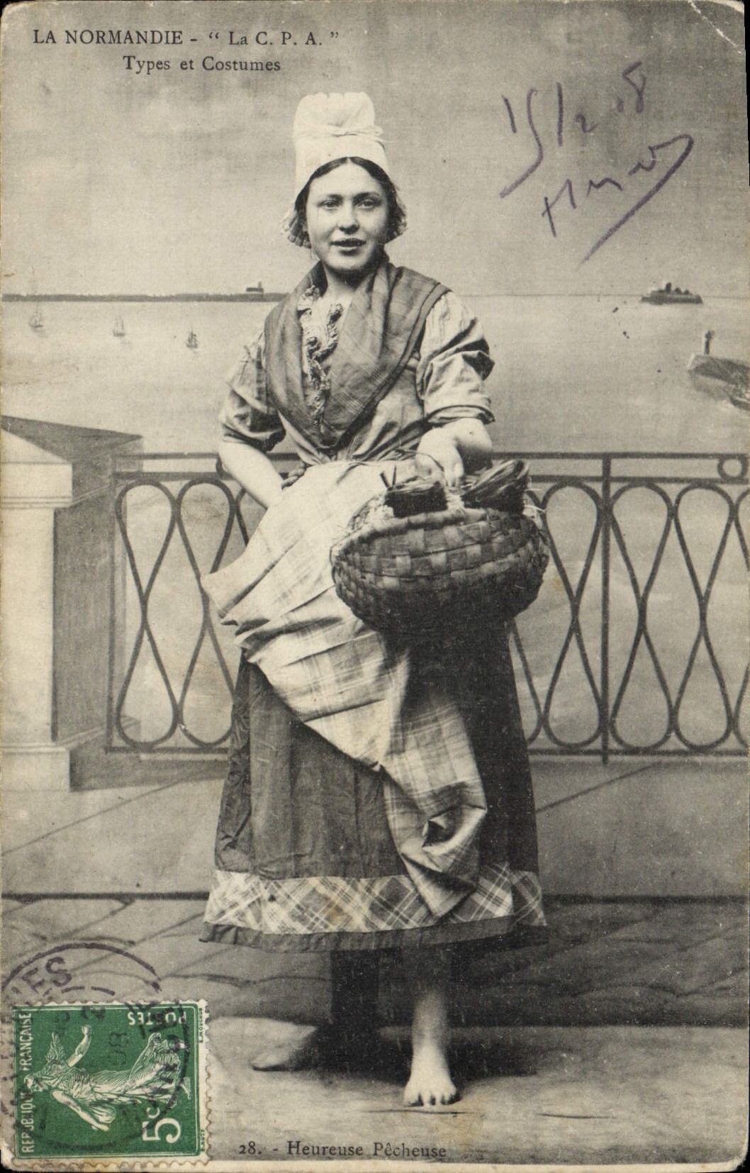 CPA Folklore Normandie Heureuse pecheuse