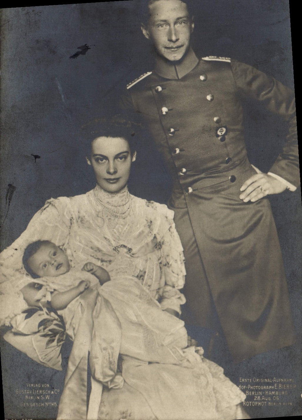 Famille royale — portrait en studio — Verlag von Gustav Lierschach, Berlin S.W., n°145