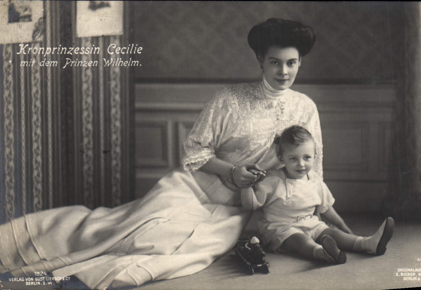 CPA Kronprinzessin Cecilie mit dem Prinzen Wilhelm